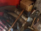 un tas de bois posé par terre à côté d'une cheminée