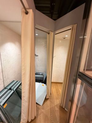4 Rideaux (Hauteur 230 cm), 4 Barres, 4 Portes-manteaux.