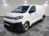 la camionnette blanche est garée sur le sol en damier d'une pièce