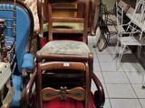 plusieurs chaises et un banc dans une pièce