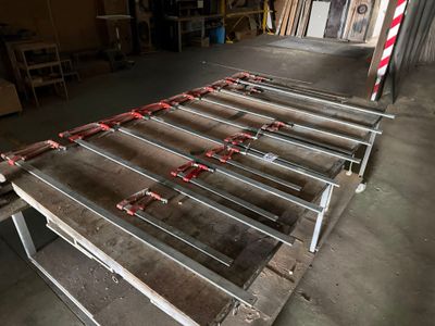 une table en métal sur laquelle se trouvent plusieurs poignées rouges