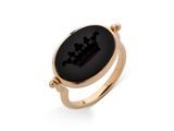 une bague en or ornée d'une pierre noire et d'une couronne