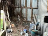 de nombreux seaux de terre devant un silo