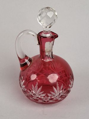 une carafe en verre rouge avec un couvercle transparent