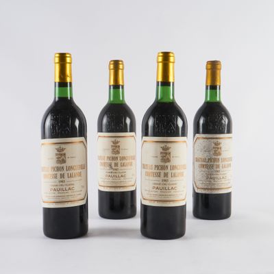 trois bouteilles de vin sont posées les unes à côté des autres sur une surface blanche
