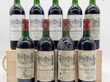 six bouteilles de vin rouge sont alignées