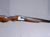Le fusil est posé sur la table, avec un chapeau dessus.