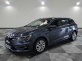 la voiture grise est garée dans le garage sur un sol en damier