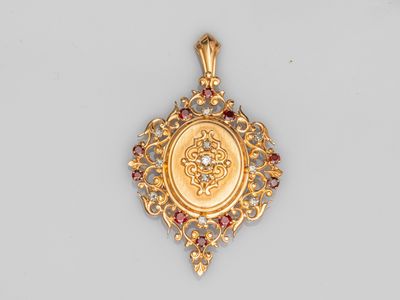 un pendentif en or et diamants orné d'un médaillon