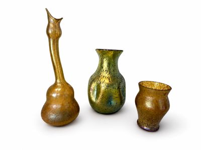 trois vases placés l'un à côté de l'autre
