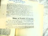 un livre ouvert posé sur une table, avec un stylo à l'intérieur