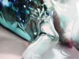 un gros plan d'un vase en verre sur lequel est représenté le visage d'une femme