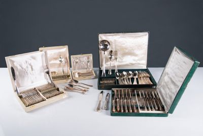 beaucoup d'argenterie dans un coffret sur une table