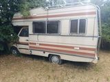un petit camping-car garé dans l'herbe