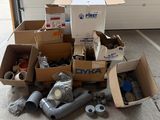 une pile de cartons contenant des objets divers dans un garage