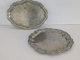 paire de plats plaqués argent sur un fond blanc
