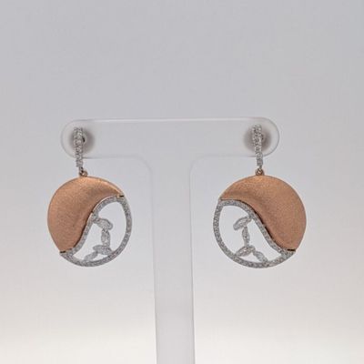 paire de boucles d'oreilles en argent et or rose, ornées de diamants, montées sur tige