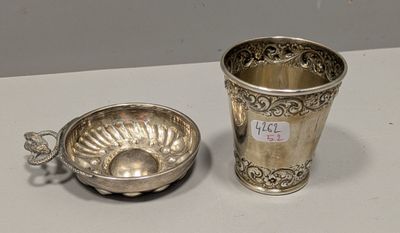 une tasse et une soucoupe plaquées argent posées sur une table blanche