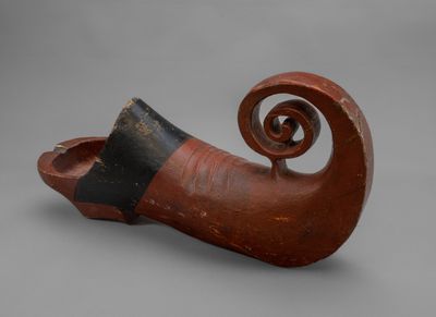 un gros plan d'un objet en bois orné d'un motif en spirale