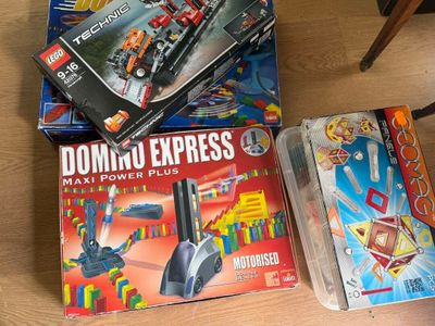 Lot de jeux divers dont domino et lego