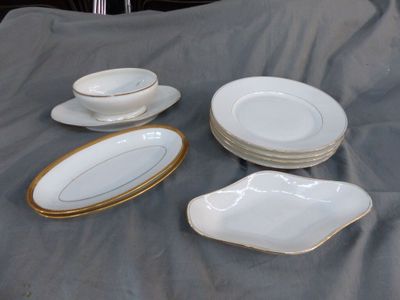 quatre assiettes et un bol posés sur une table