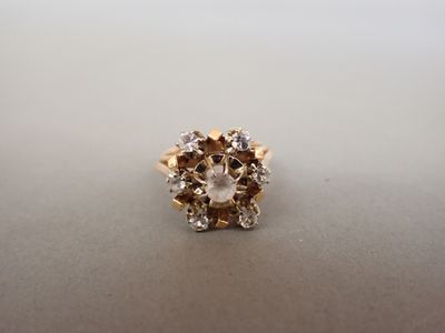 gros plan d'une bague en diamant sur une table