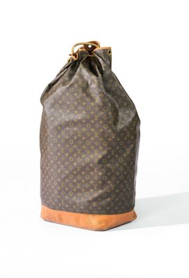 un sac Louis Vuitton marron et beige sur fond blanc
