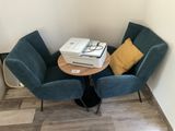 deux chaises et une table sur laquelle se trouve une imprimante
