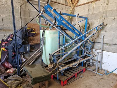 une pile de bagages posée sur une palette dans un garage