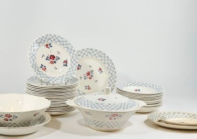 beaucoup d'assiettes et de bols posés sur une table