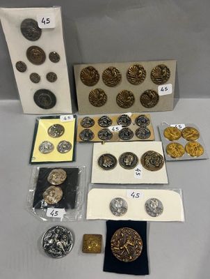 une table sur laquelle se trouvent de nombreuses pièces de monnaie et d'autres objets