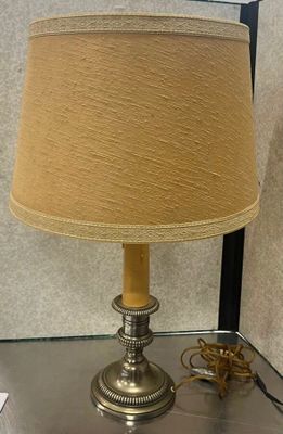 une lampe posée sur une table sur laquelle se trouve une autre lampe