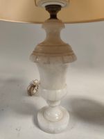 Une lampe de chevet, pied en pierre dure figurant un vase Mé… (photo 2)
