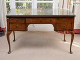 un bureau avec un plateau en verre dans un salon