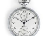 un gros plan d'une montre de poche en argent sur fond blanc