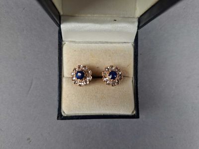 PAIRE DE BOUCLES D OREILLES modèle "marguerite"en or jaune 7…