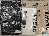 trois paires de t-shirts pour homme dans des sacs en plastique posés sur une table