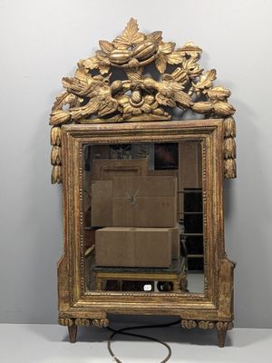 un miroir posé sur une table dans une pièce