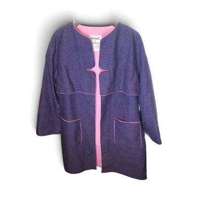 veste bleue et rose avec des bordures roses