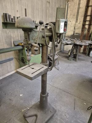 une machine qui se trouve à l'intérieur d'un bâtiment