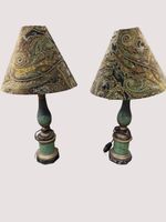 Paire de lampes en métal peint en vert.