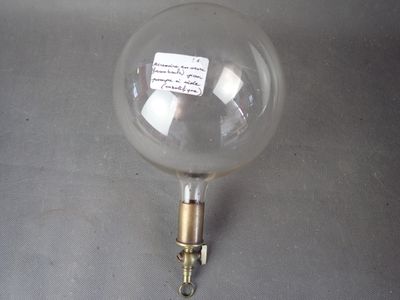 une ampoule posée sur une table