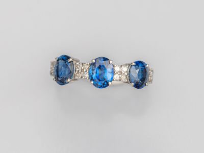 une bague en saphir et diamant