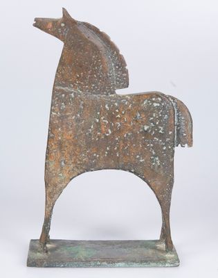 statue d'un cheval posée sur un socle, sur fond blanc