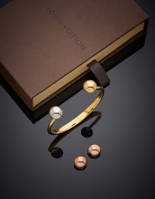 un gros plan sur une boîte contenant un bracelet et une paire de boucles d'oreilles