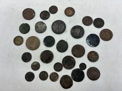 plusieurs pièces de monnaie sont disposées en cercle sur une surface blanche