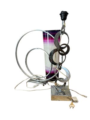 une lampe posée sur un pied, avec quelques fils