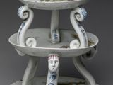 une assiette à trois étages ornée d'un motif représentant un oiseau