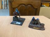 deux figurines représentant un homme à cheval, posées sur une table en bois