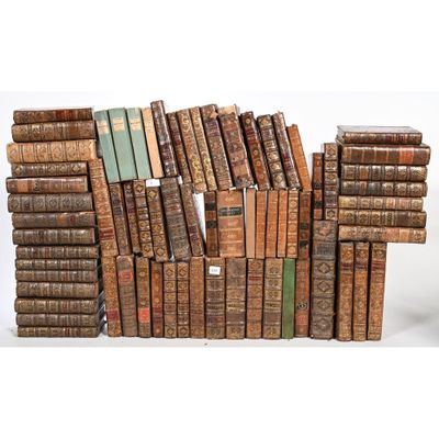 un grand nombre de vieux livres empilés les uns sur les autres